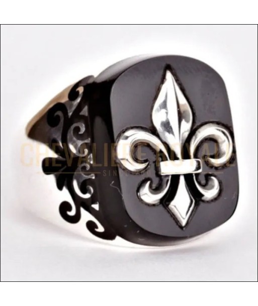 Fleur de Lys est sublimée dans une Chevalière en Argent (Homme) Comment ça marche