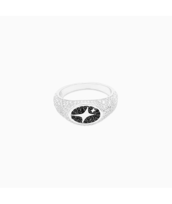 Iced Oval signet ring silver chez Cornerstreet bien 